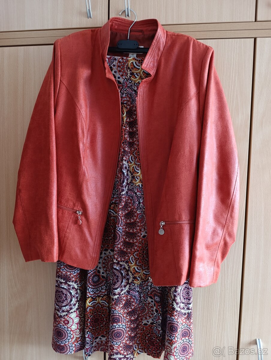 Kabátek koženého vzhledu se sukní