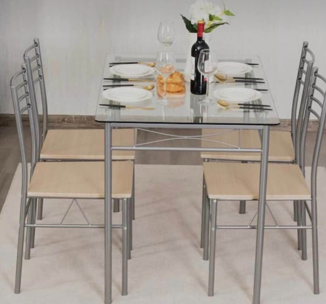 Jidelni stůl bez židlí