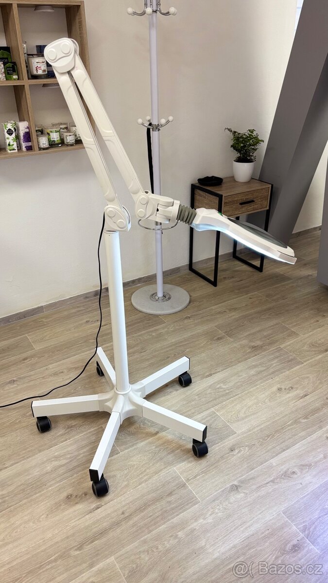 Kosmetická LED lampa s lupou 1006A