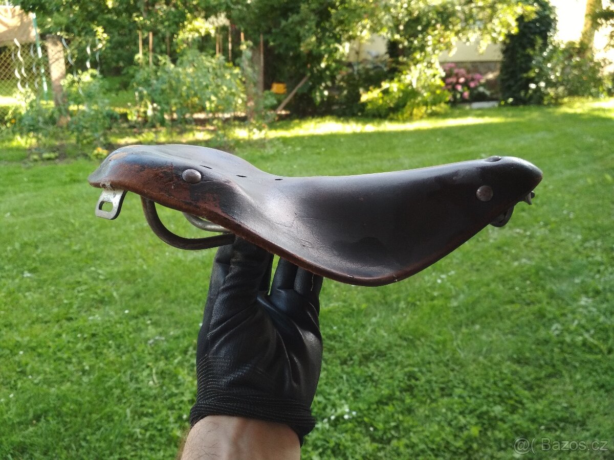 Prodám staré kožené sedlo na kolo