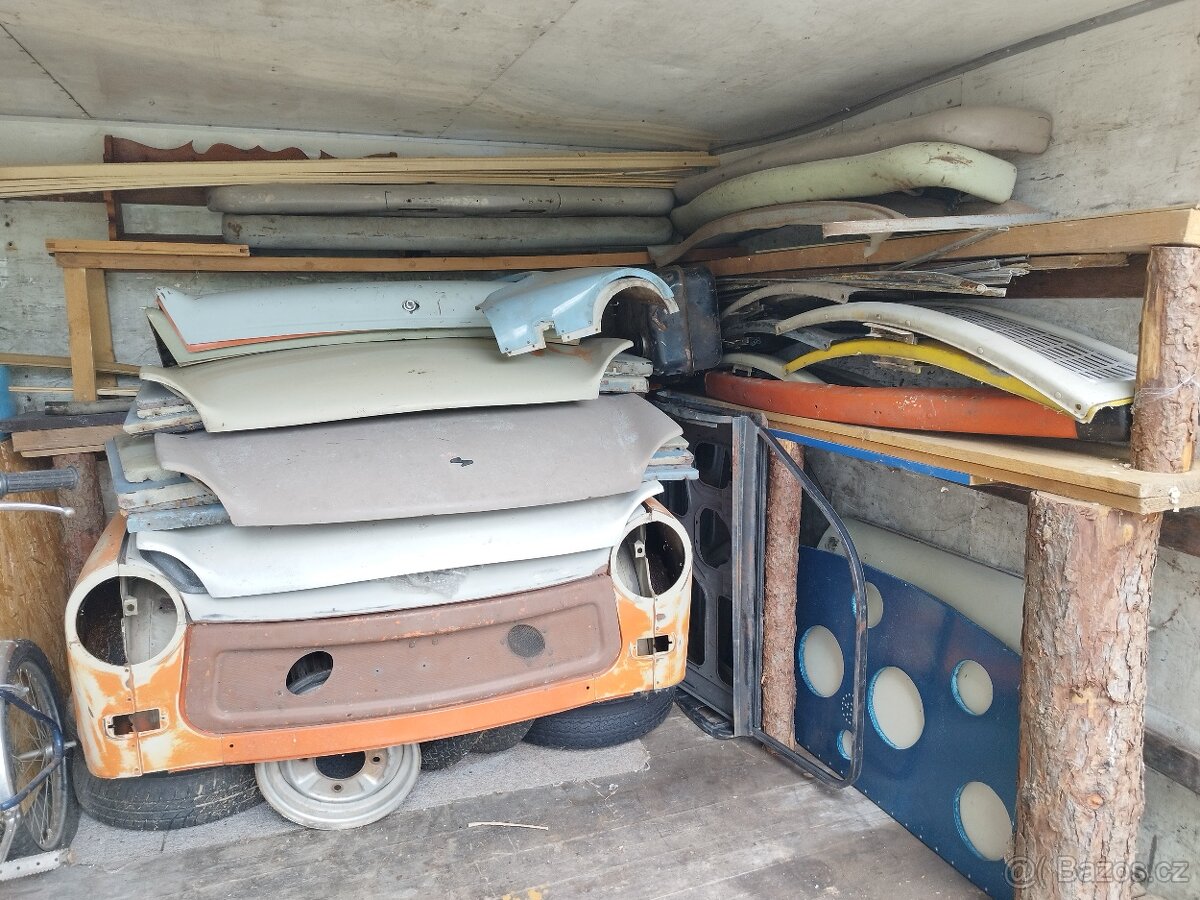 Přední část Trabanta a mnoho bakelitů