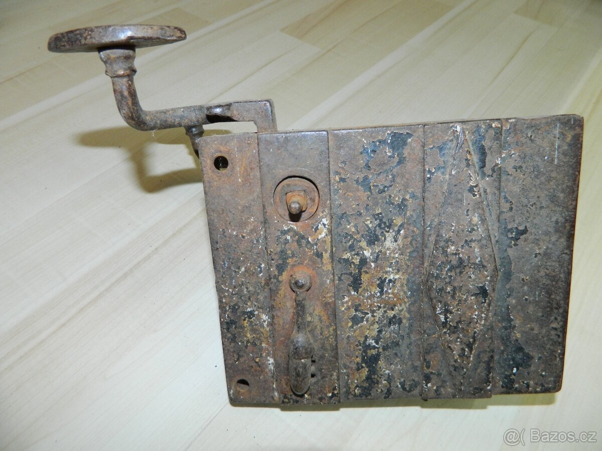 Prodám starý dveřní zámek.