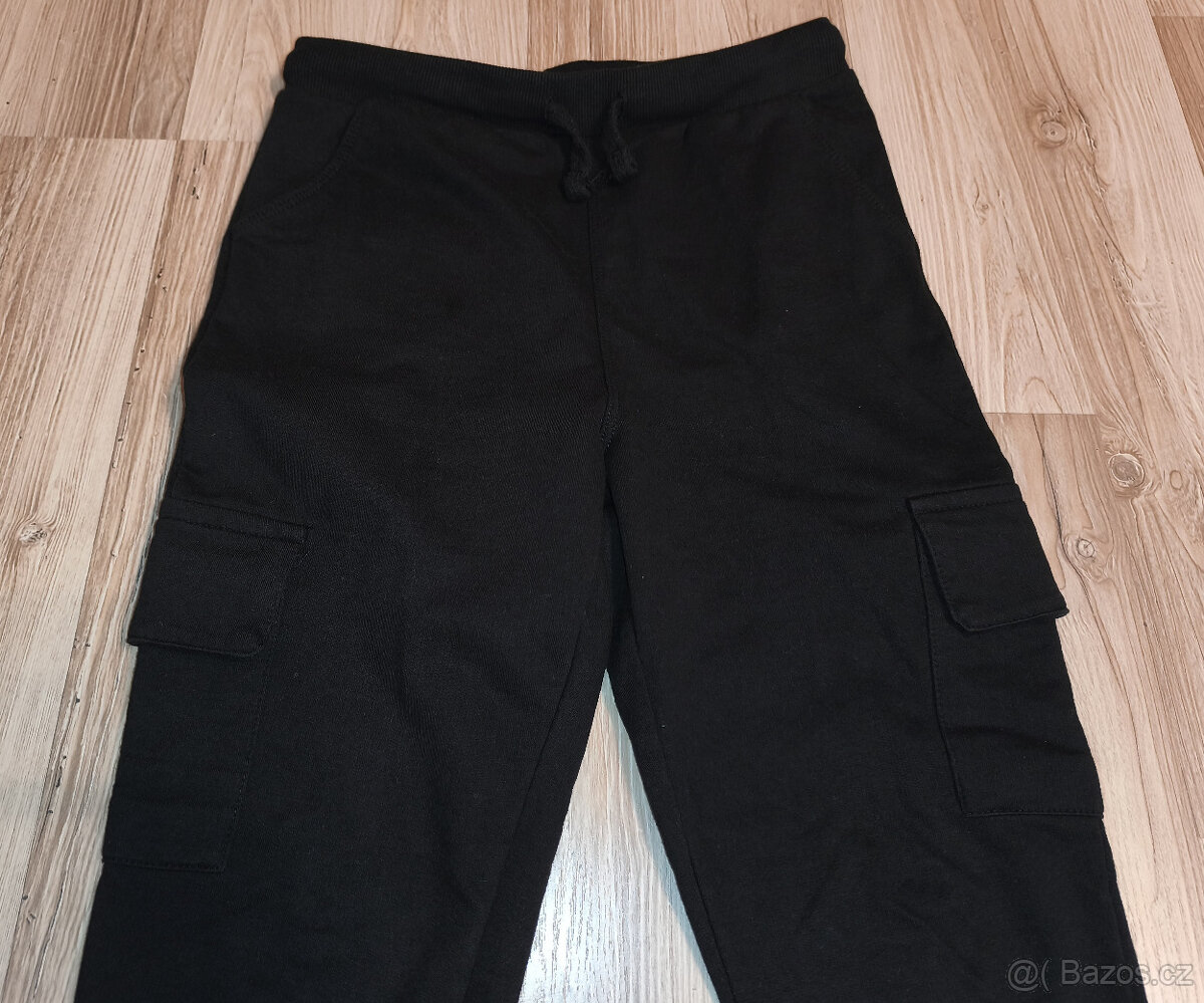 Dětské černé tepláky s kapsami Sinsay - vel. 140