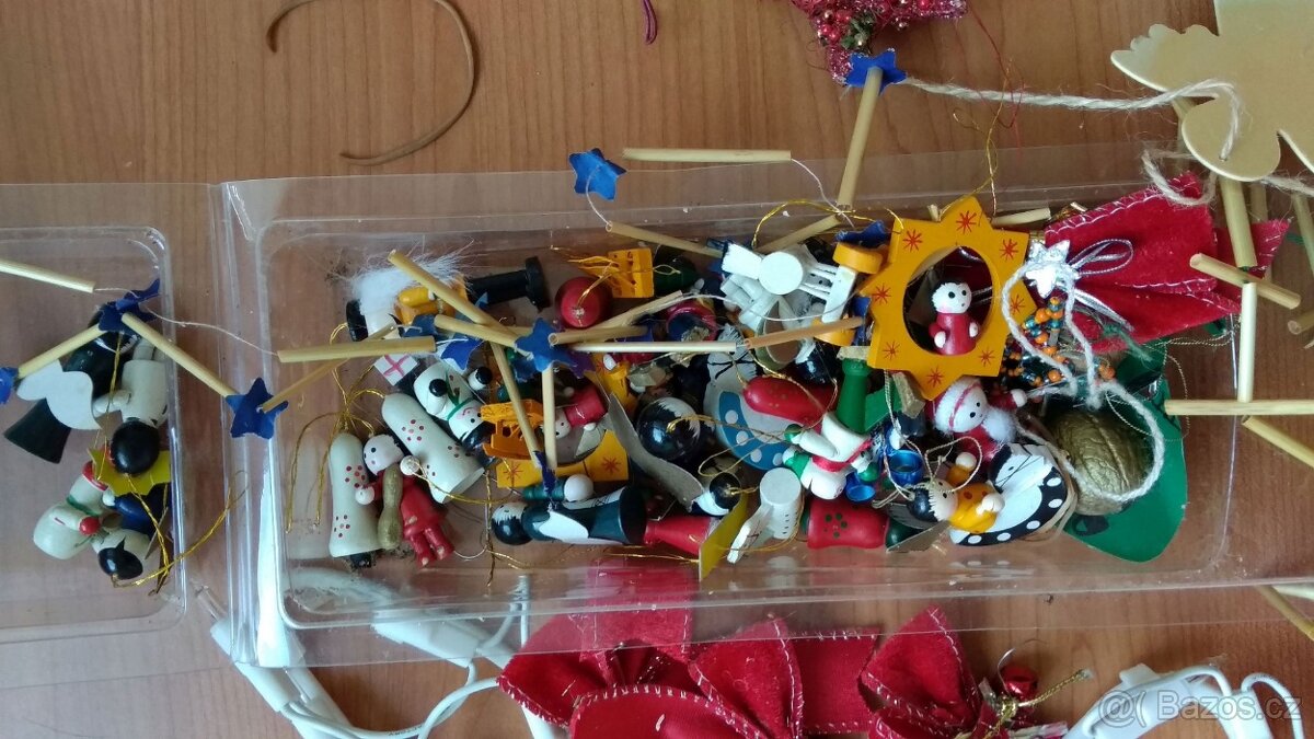 Dva podstavce pod vánoční strom a dřevěné retro ozdoby