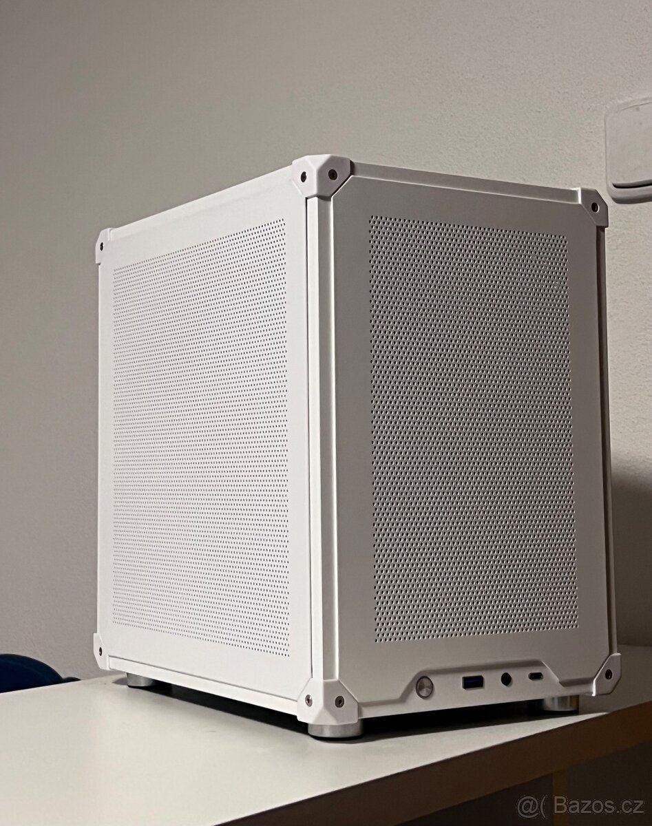 KOMPAKTNÍ HERNÍ PC SESTAVA