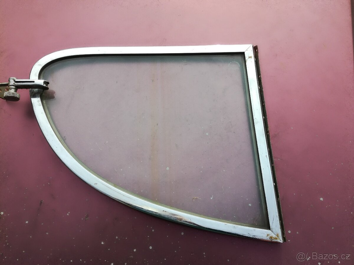 Větrací okénka na T 603