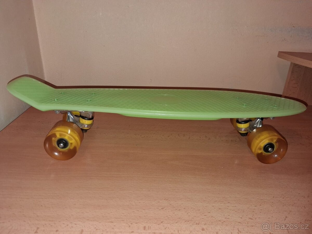Dětský fluorescenční skateboard s LED kolečky