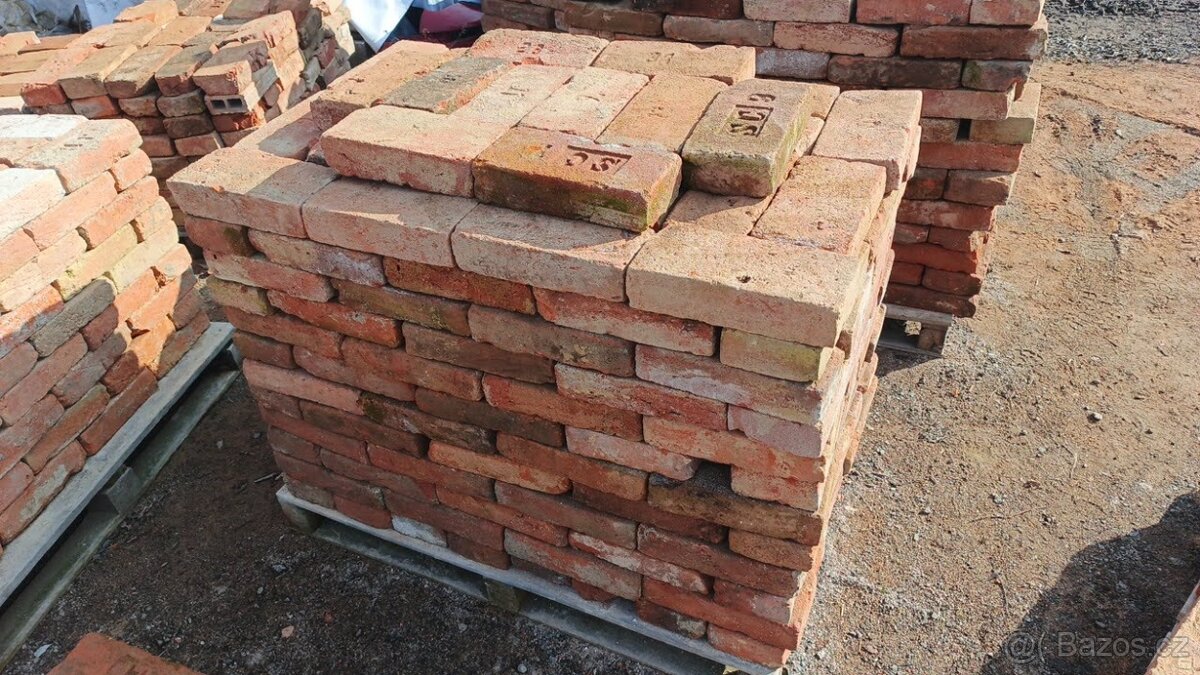 Staré pálené cihly ruční značené