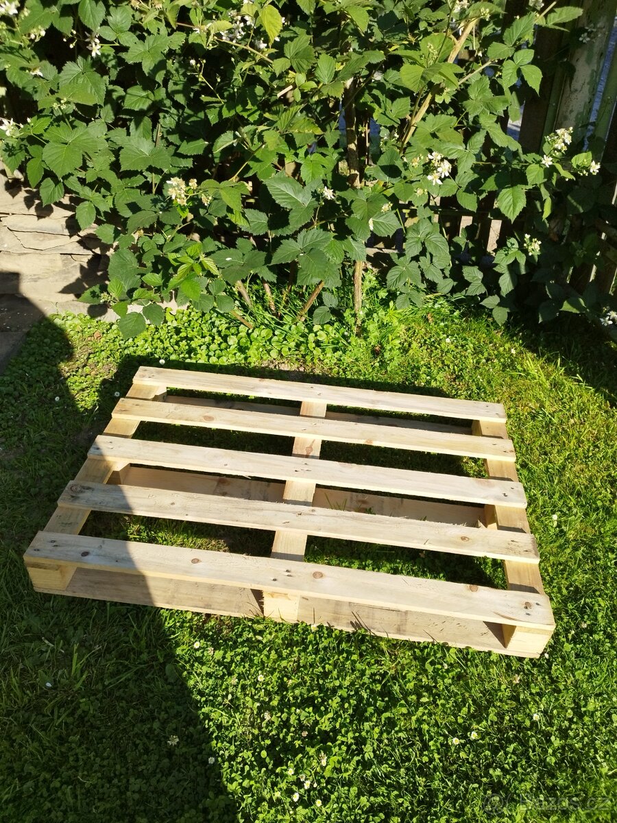 Palety dřevěné.
