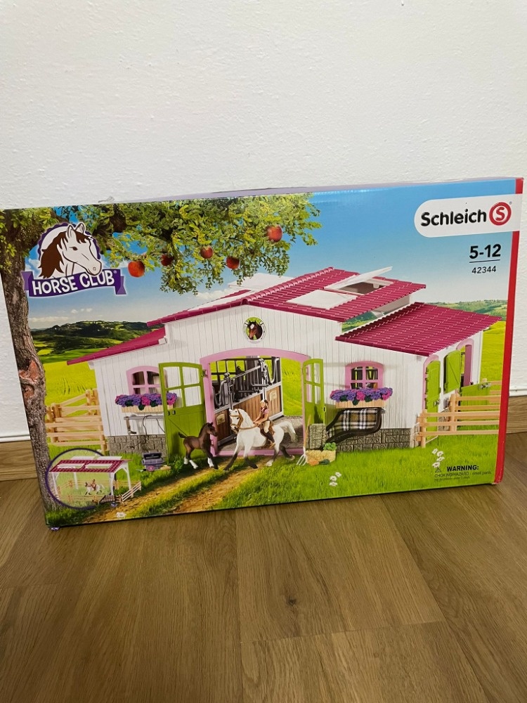 Schleich 42344 Stáj s koňmi a příslušenstvím + zdarma 42432