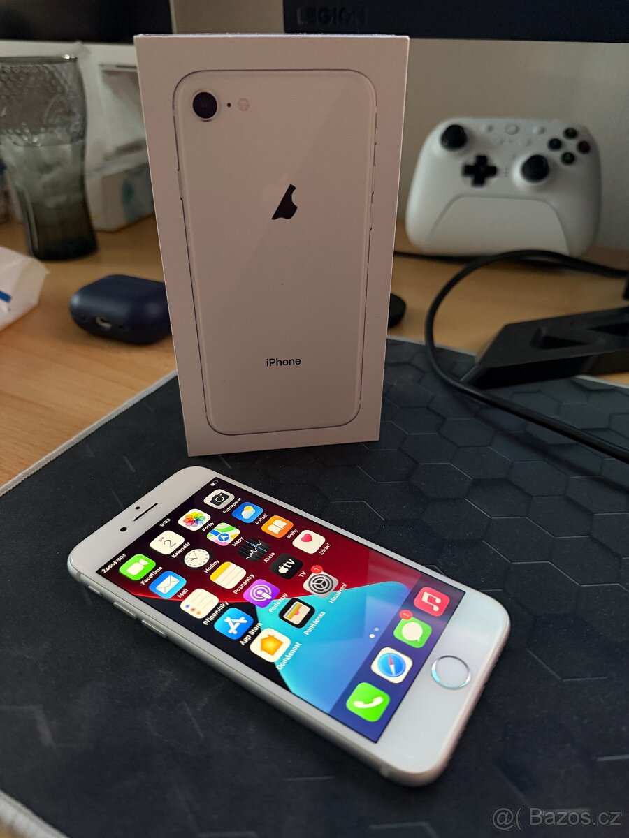 Apple iPhone 8 64GB bílý, stav jako nový