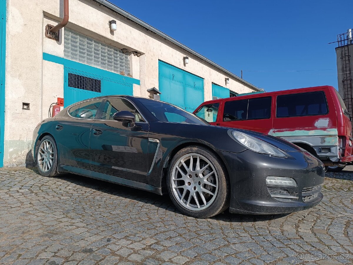 Porsche Panamera 4S Chrono