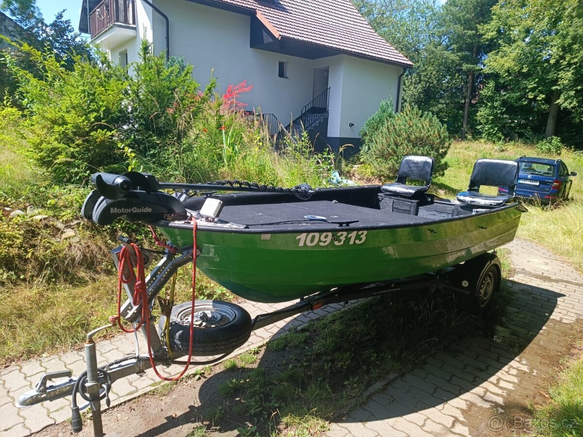 Rybářská loď s bohatou výbavou