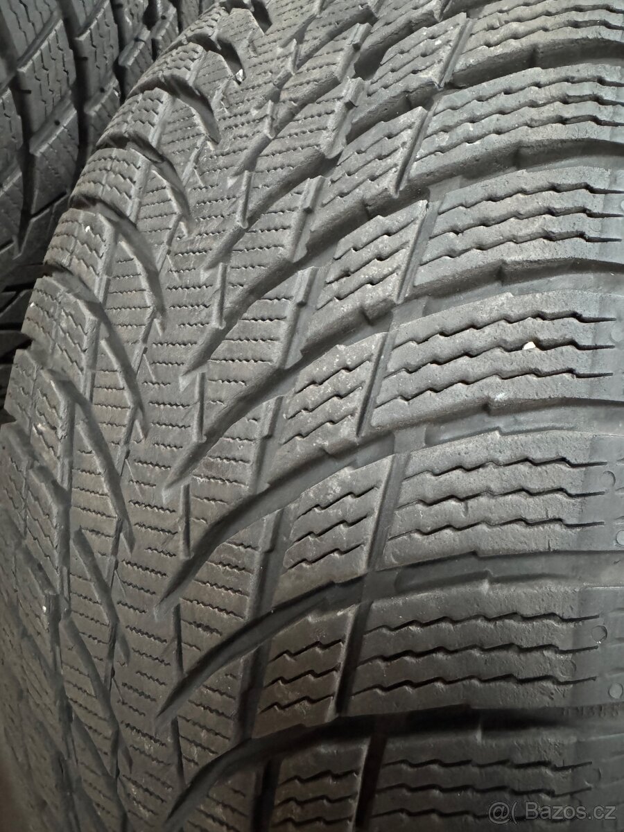 Nokian WR Snowproof 250/55/R18