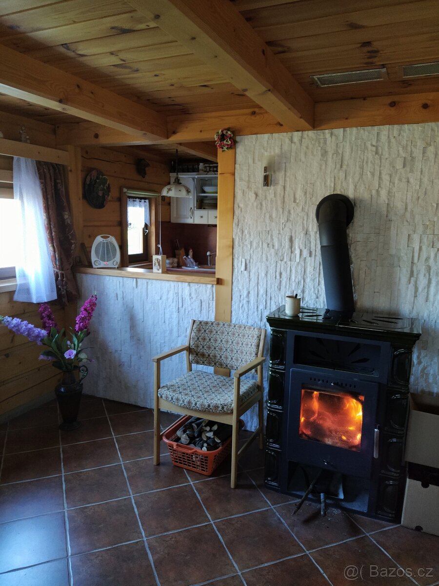 Kachlová krbová kamna.