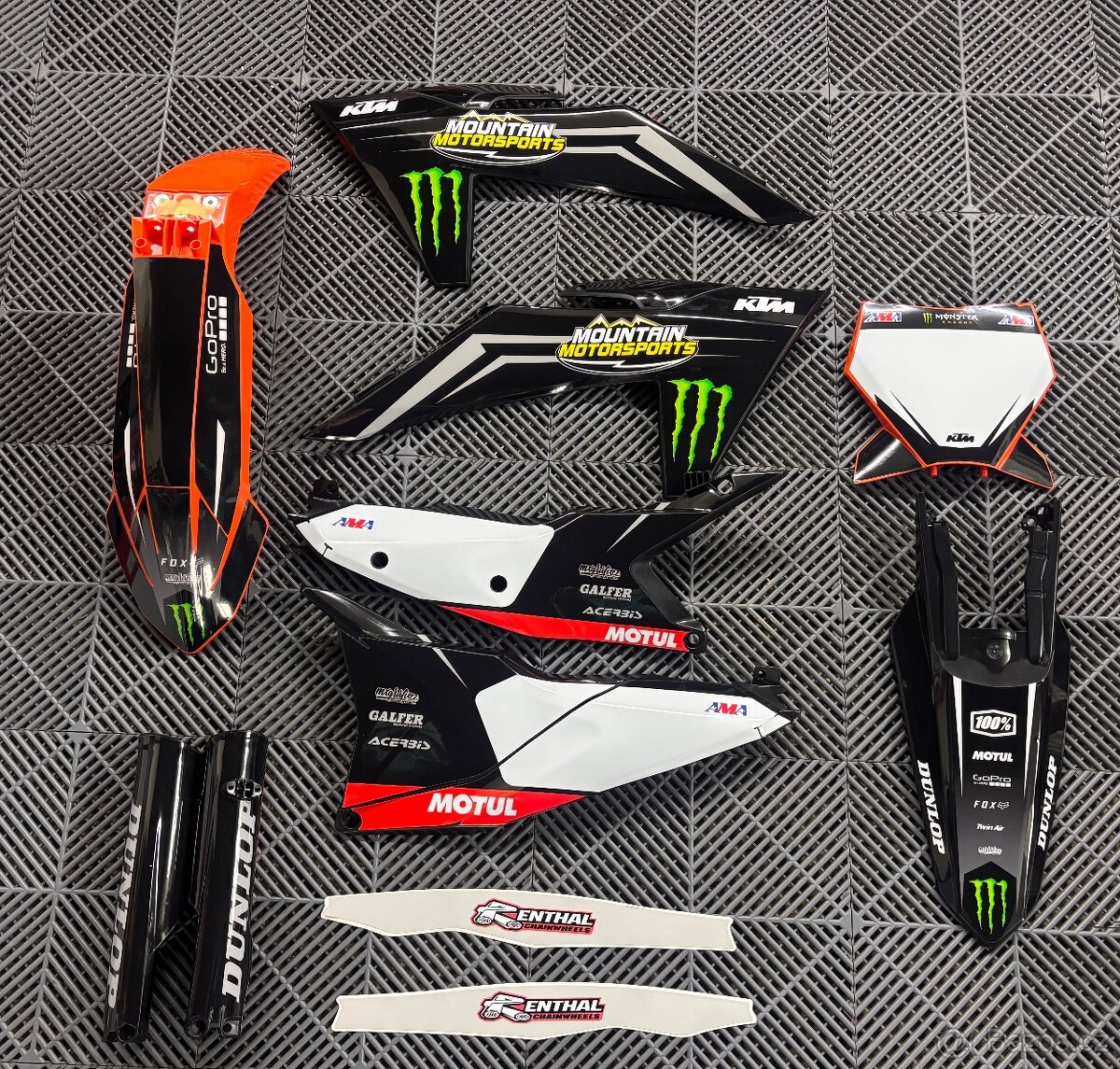 Motokrosové plasty