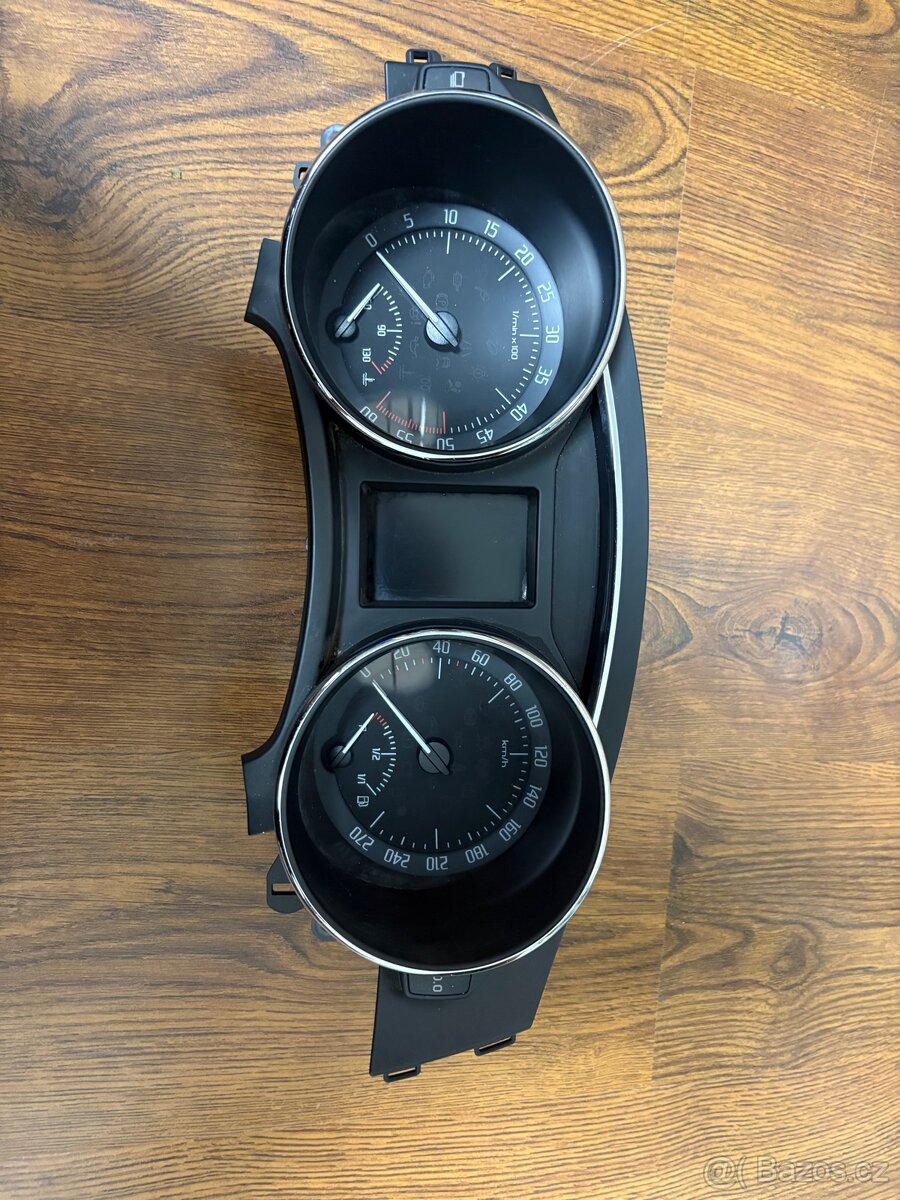 Superb 2 budíky,2,0tdi tachometr