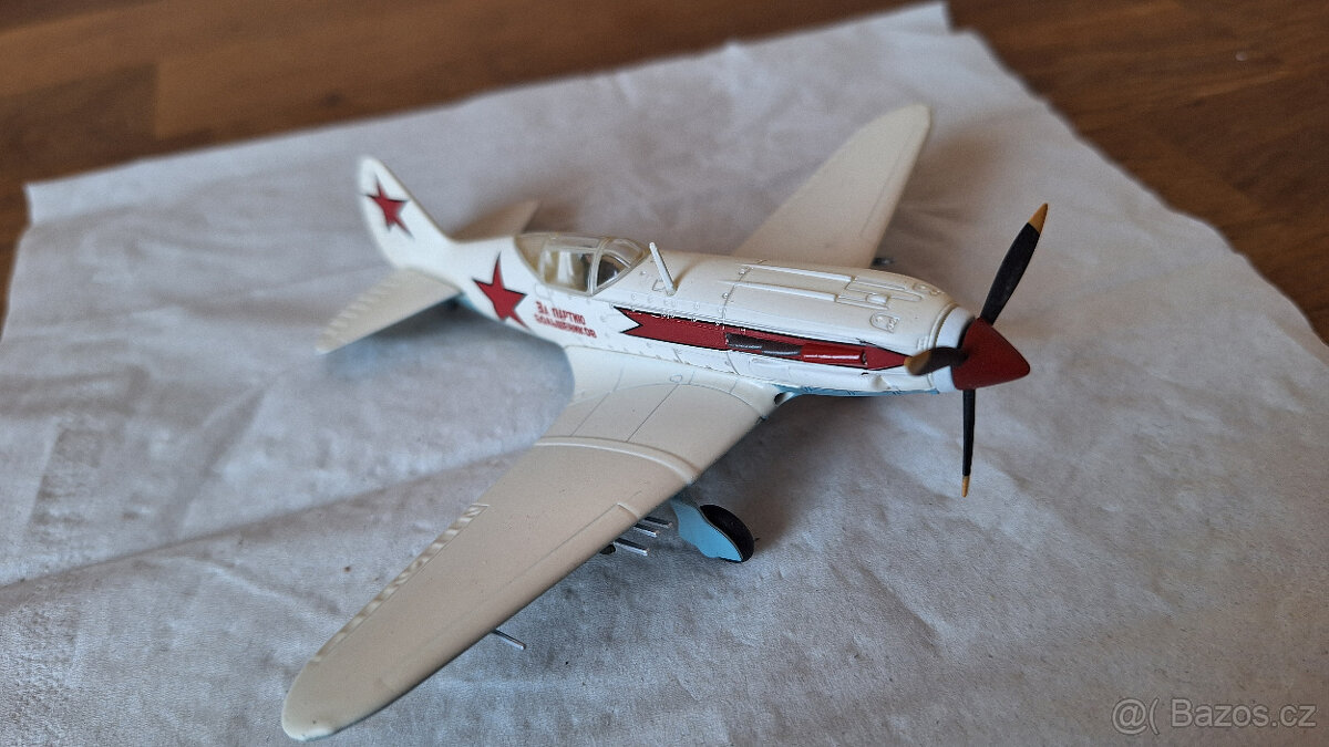 Kovový model letadla v měřítku 1:72 / 09