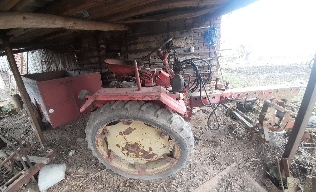 Prodám traktor RS-09