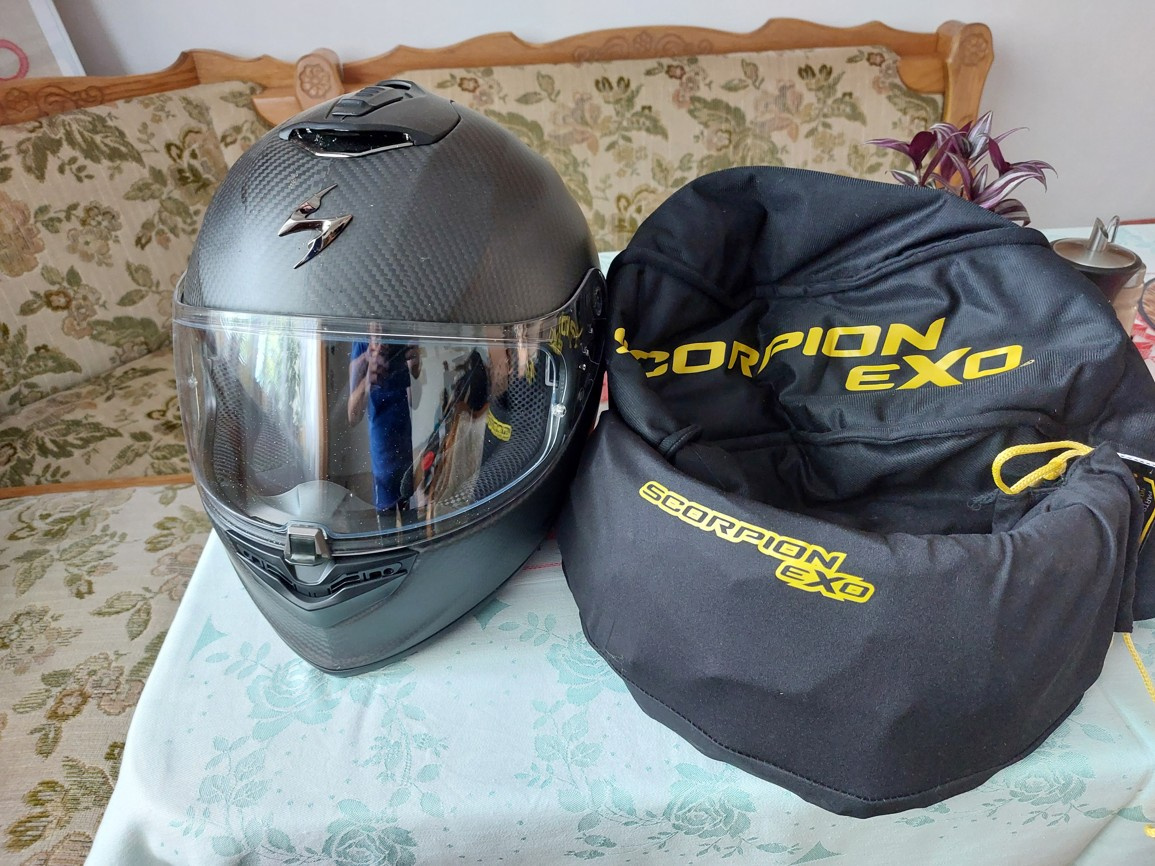 Prodám carbonovou helmu Scorpion exo.
