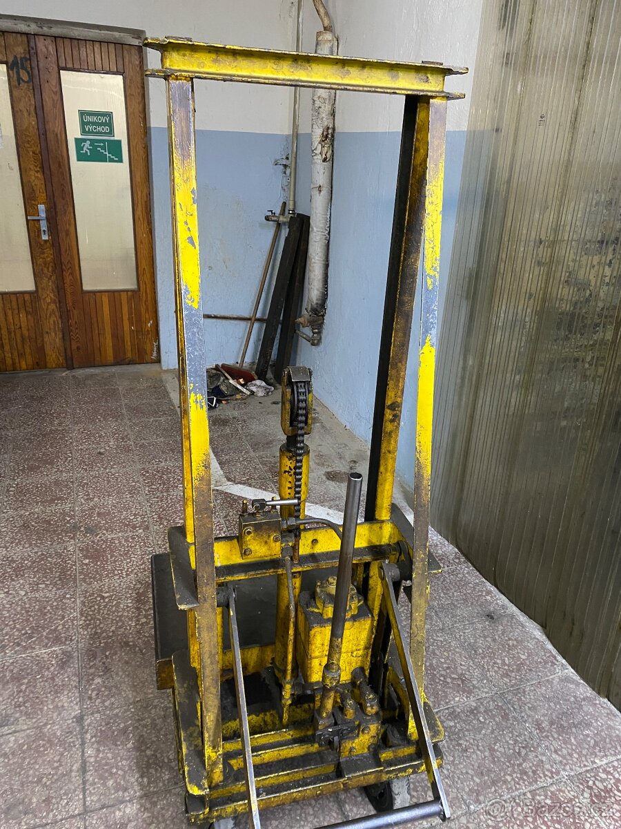 HYDRAULICKÝ MANIPULAČNÍ VOZÍK , ZVEDÁK
