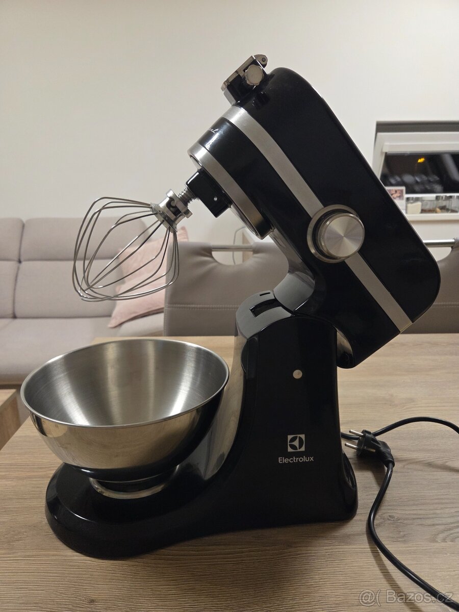 Prodám kuchyňský robot Electrolux EKM 4200
