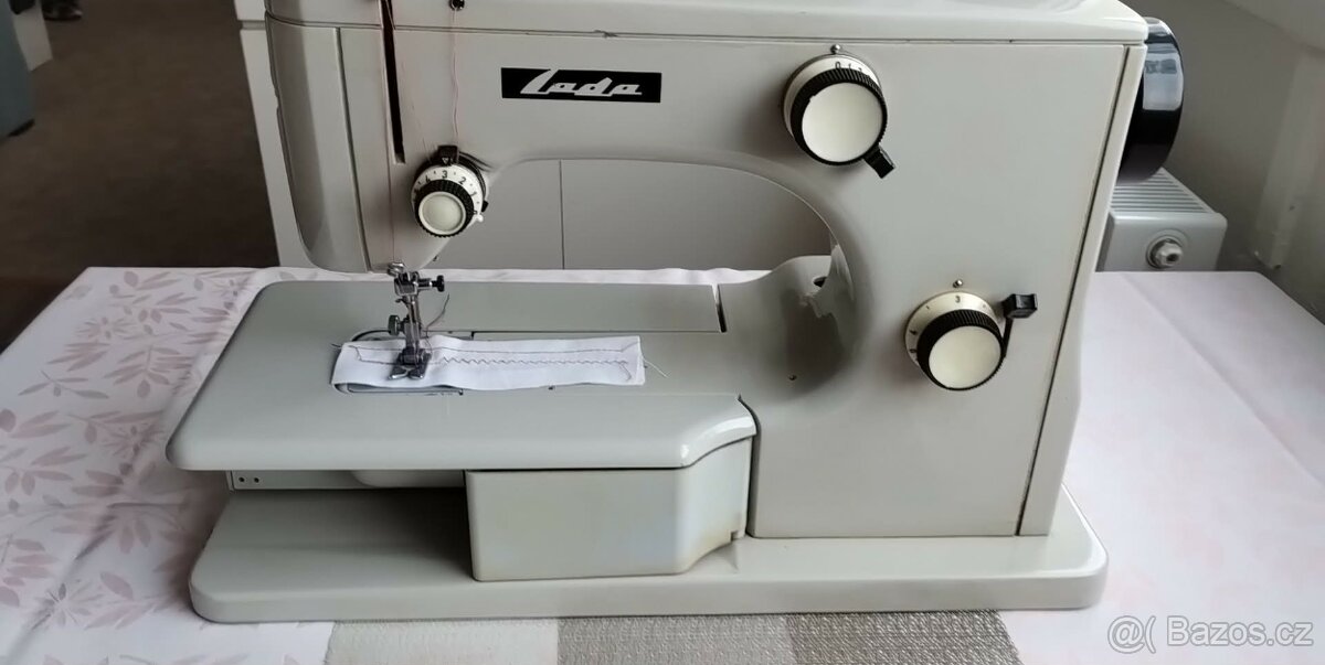 Starší šicí stroj Zn.Lada typ 136