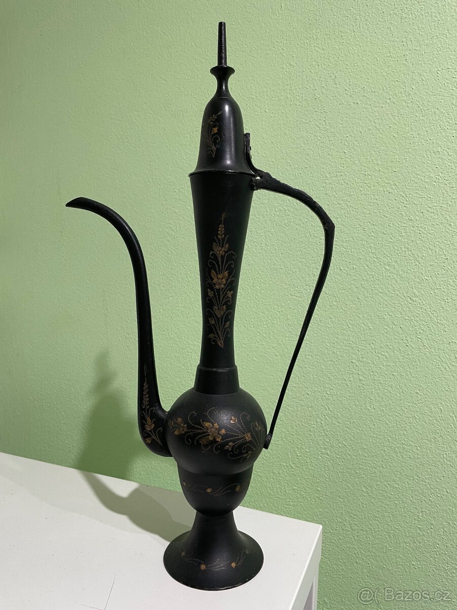 Dekorativní kovová karafa- konvička