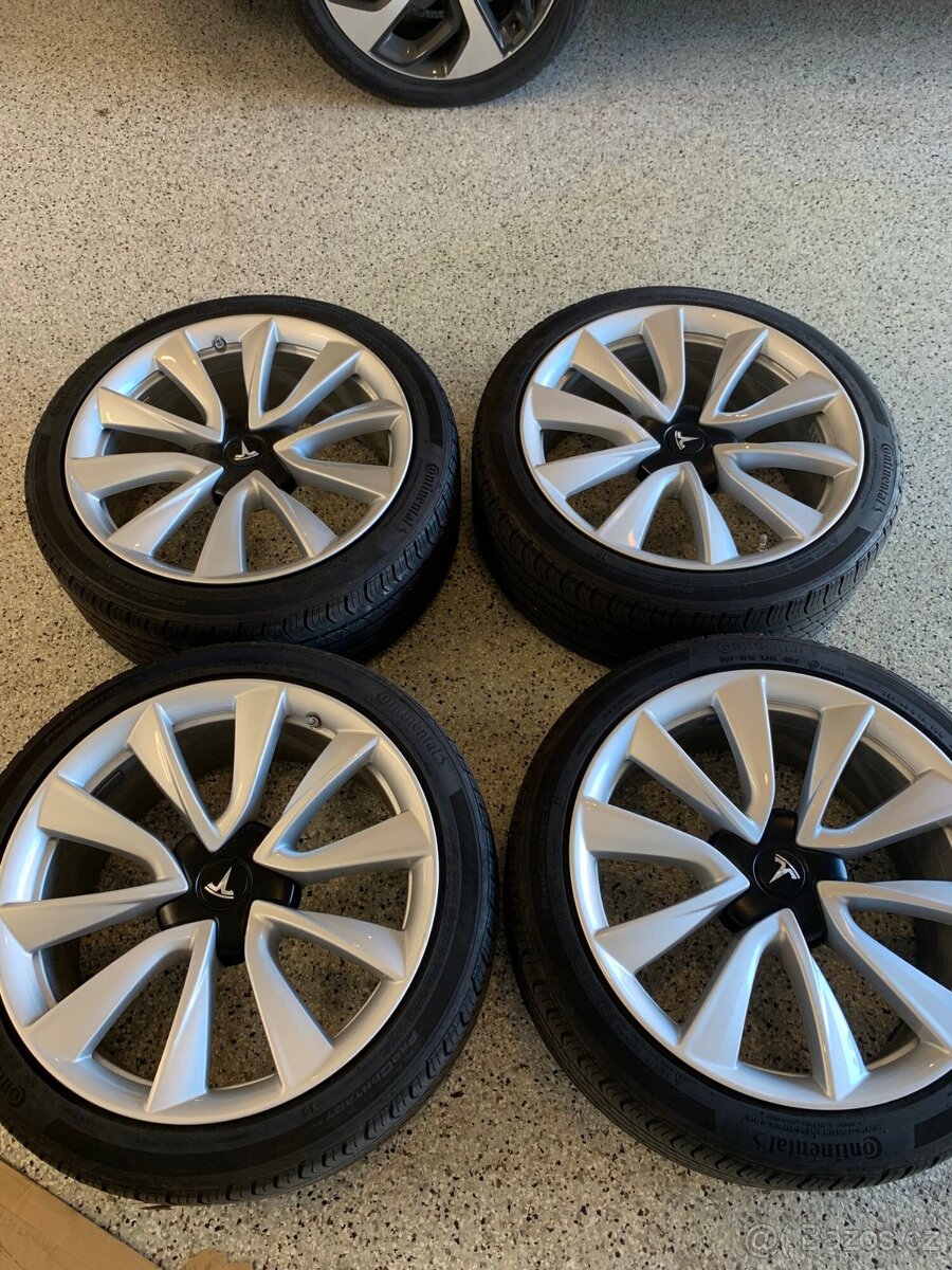 Tesla Model 3 disky