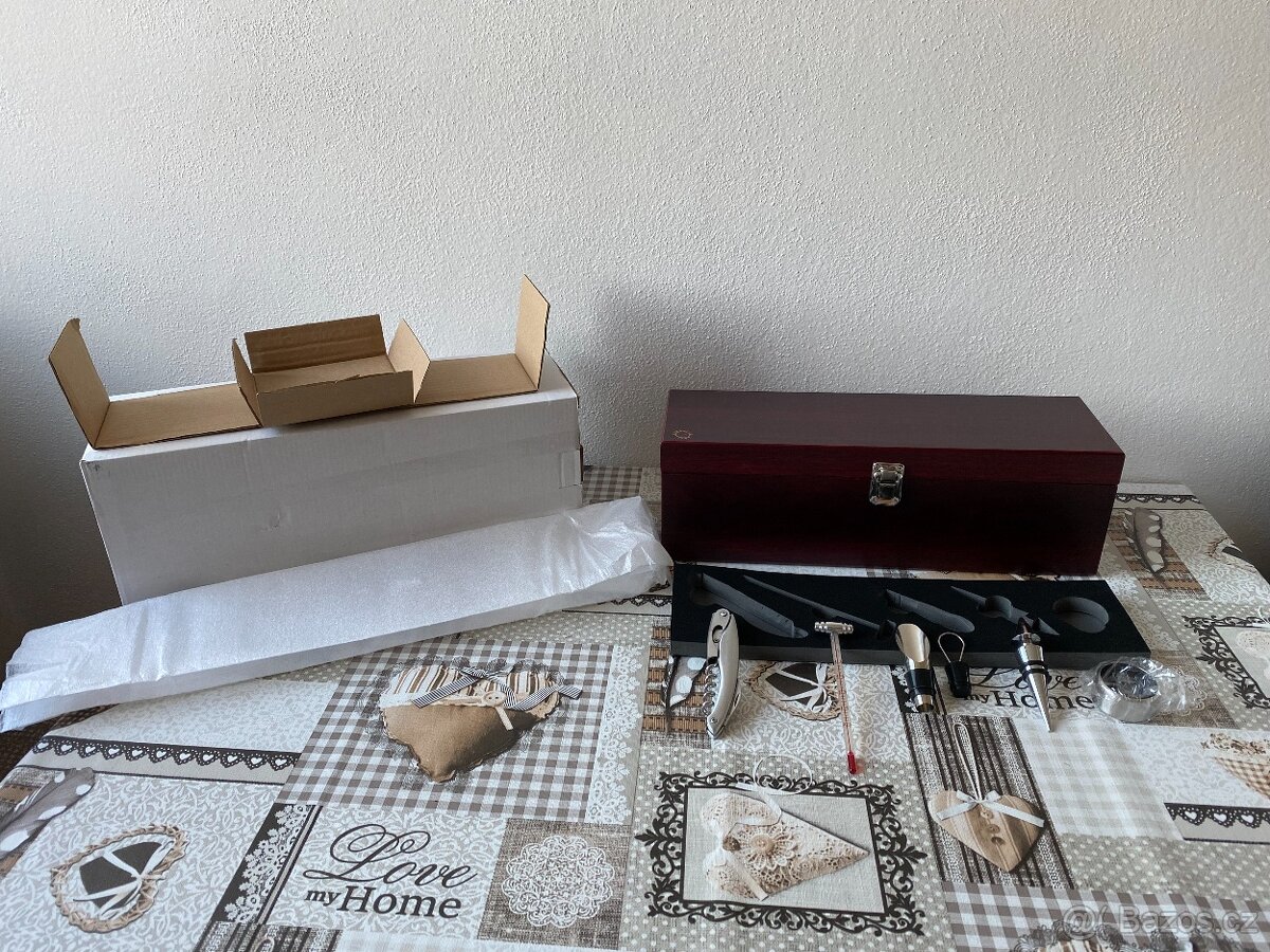 Nový dřevěný box na víno s příslušenstvím