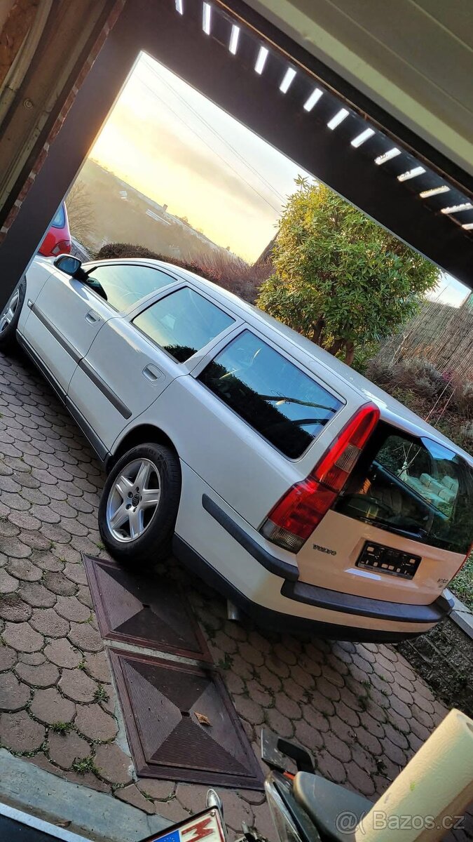 V70 2.4i