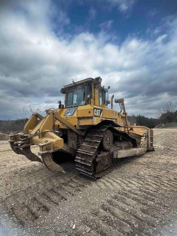 Buldozer CAT D6T s rozrývákem/rypadlem