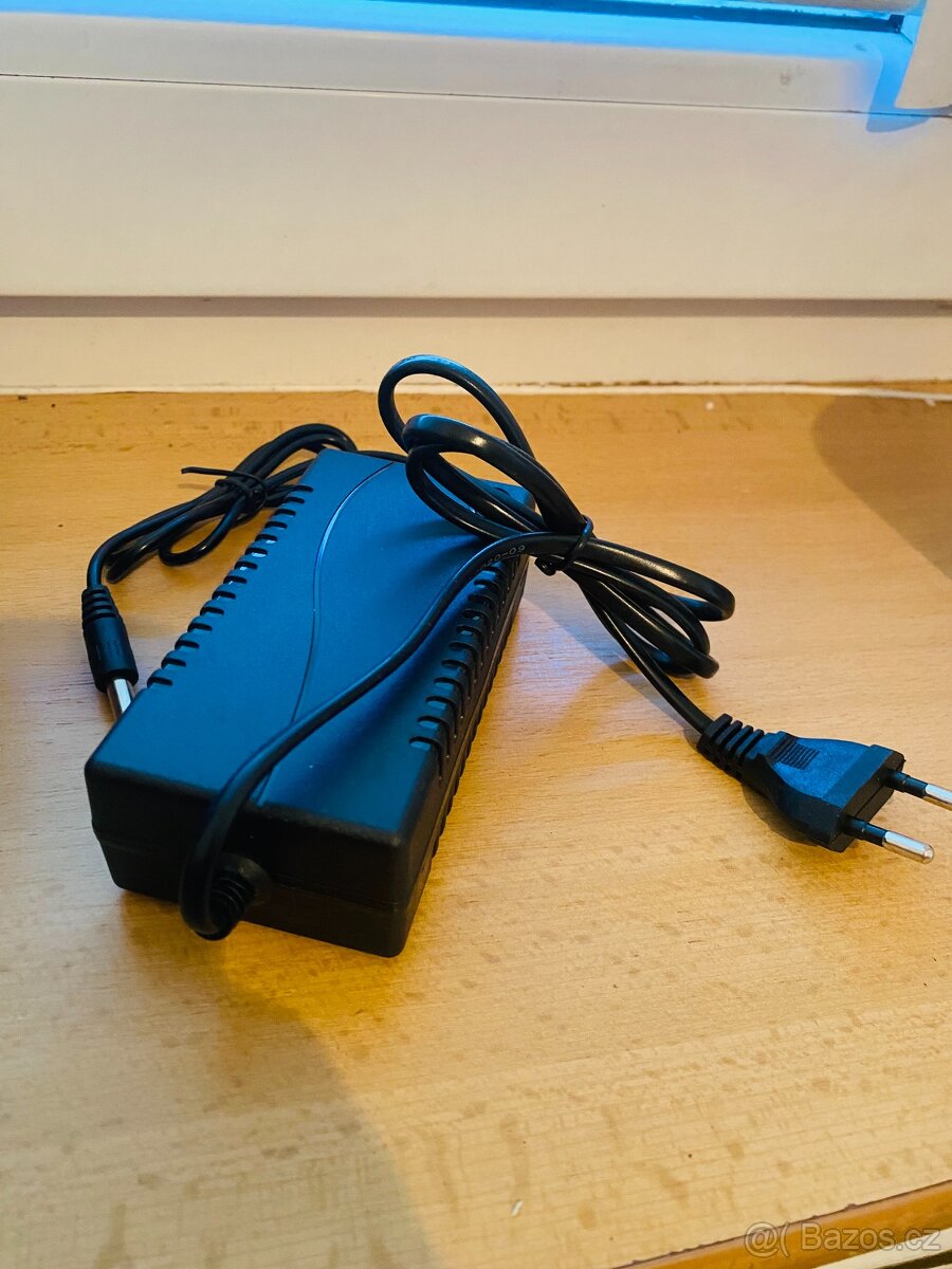Napájecí adaptér AC 100-240V na DC 21V, 1A
