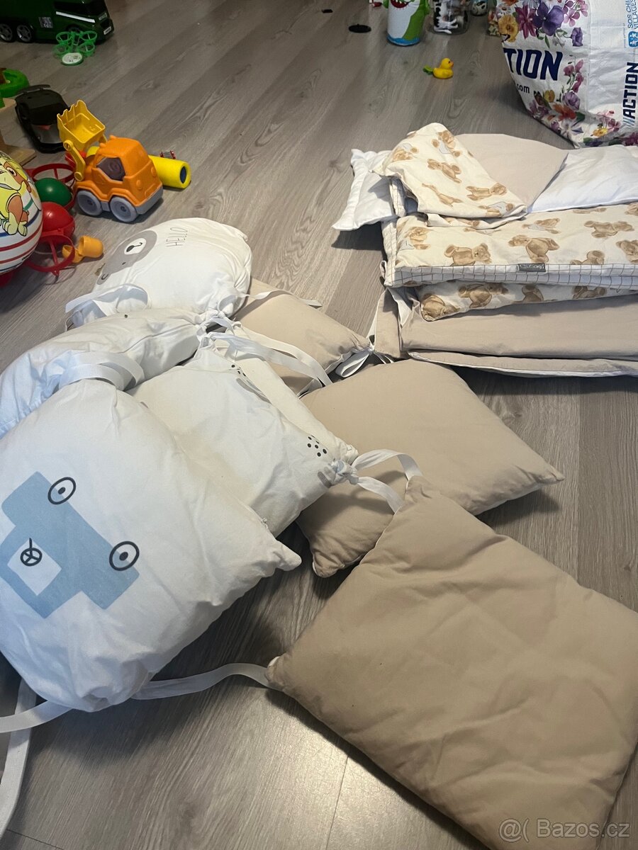 Polstarky kolem postylky , perinka s polstarem