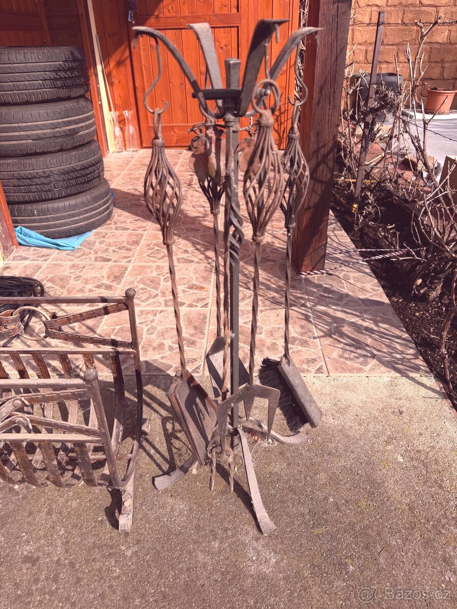 kované nářadí ke krbu + stojan na dřevo