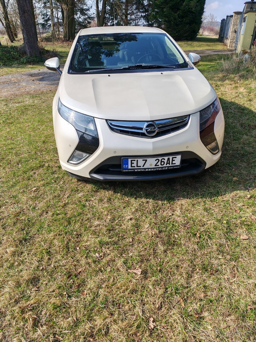 Opel plung in hybrid ampera