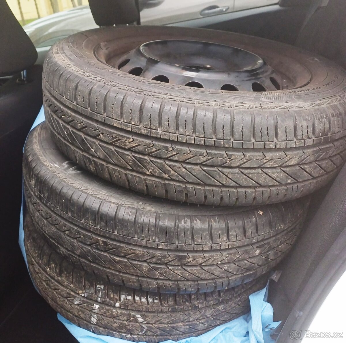 Sada kol s pneu Goodyear
