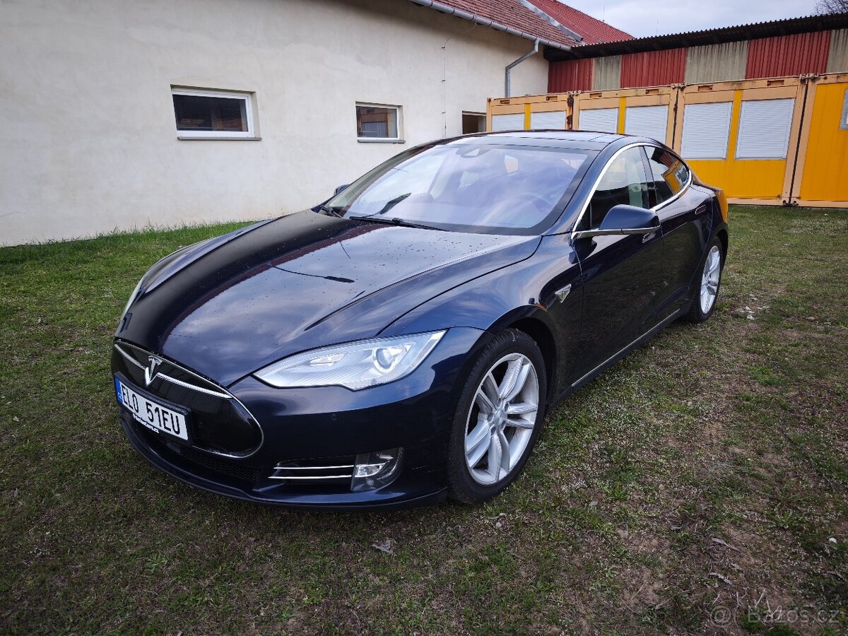Tesla Model S 85d free charging