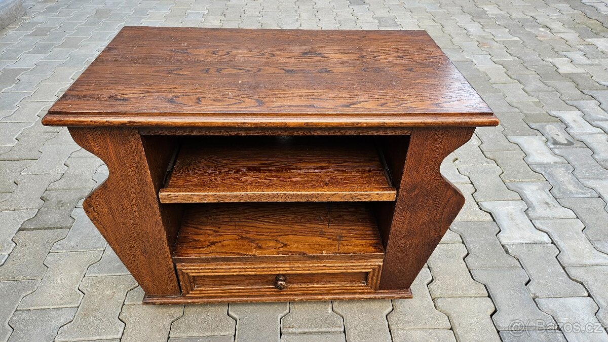 Dřevěný TV stolek