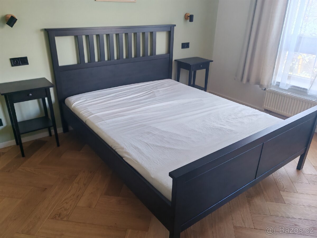 Postel IKEA Hemnes černá 160 a dva stolky