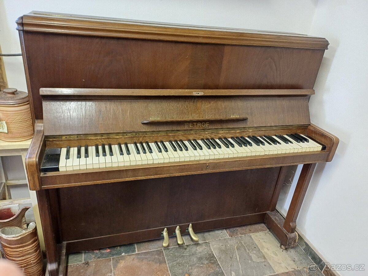 piano PETROF