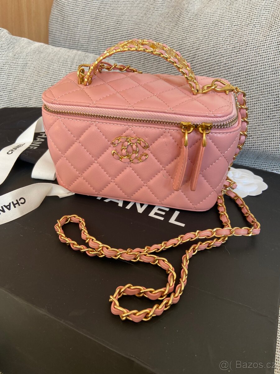 Kožená crossbody kabelka Chanel Vanity
