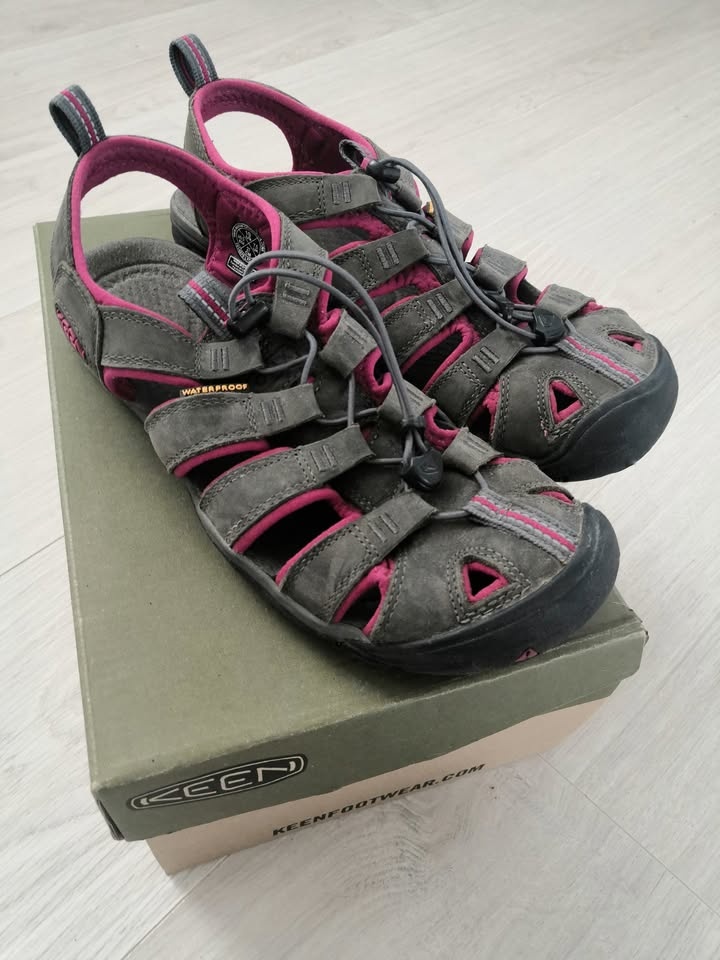 Keen Whisper - dívčí sandály - US 5 - 23,5cm