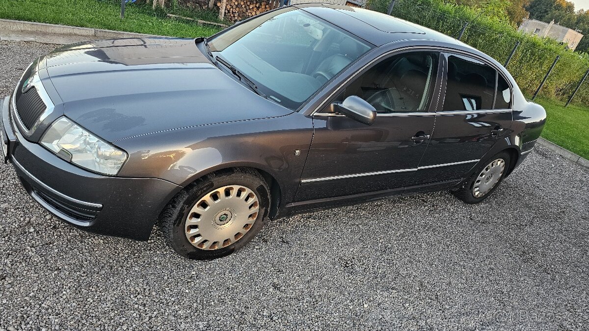 Superb 2.8 V6