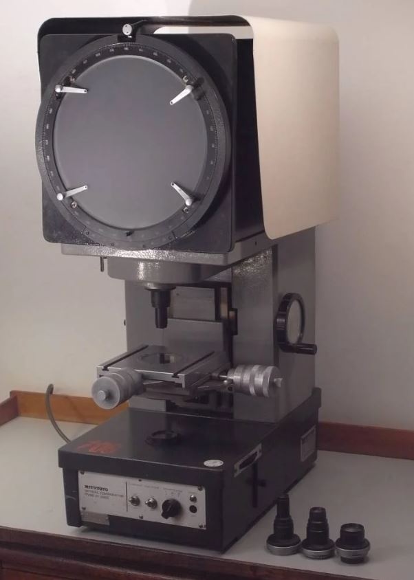 Optický komparátor /stolní profil projektor Mitutoyo PJ-250C