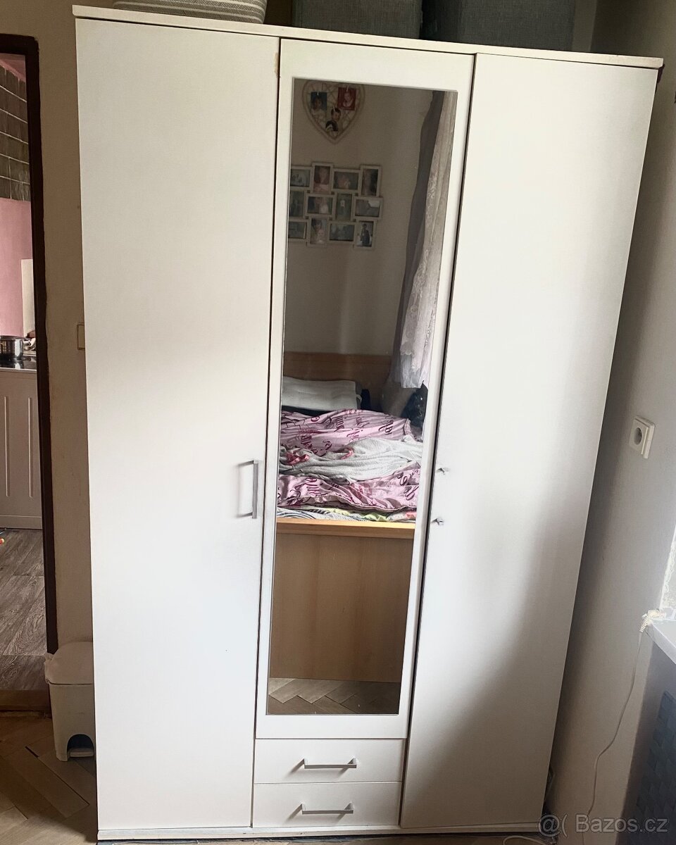 Bíla šatní skříň