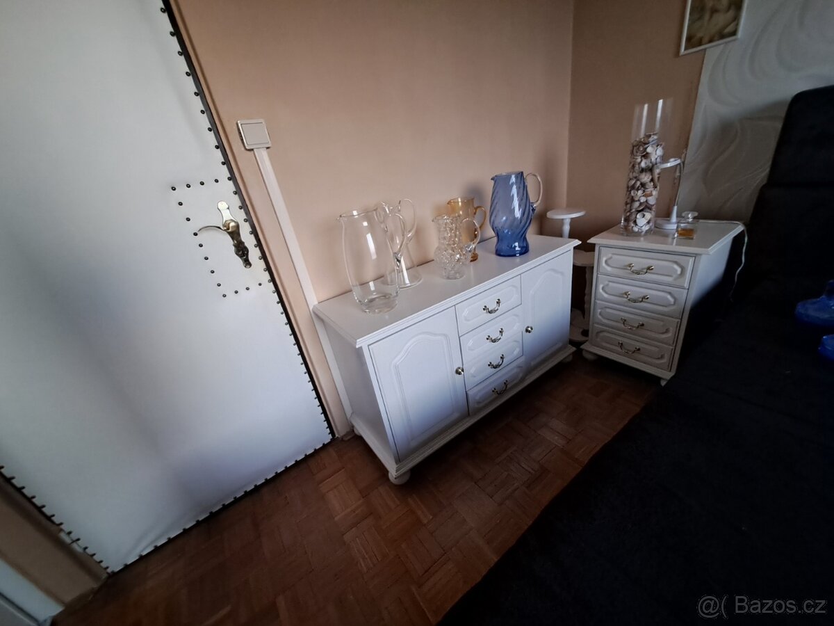 Stolek a komoda do ložnice