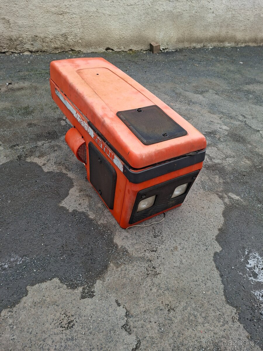 Zetor uřI kapotáž čtyřválec