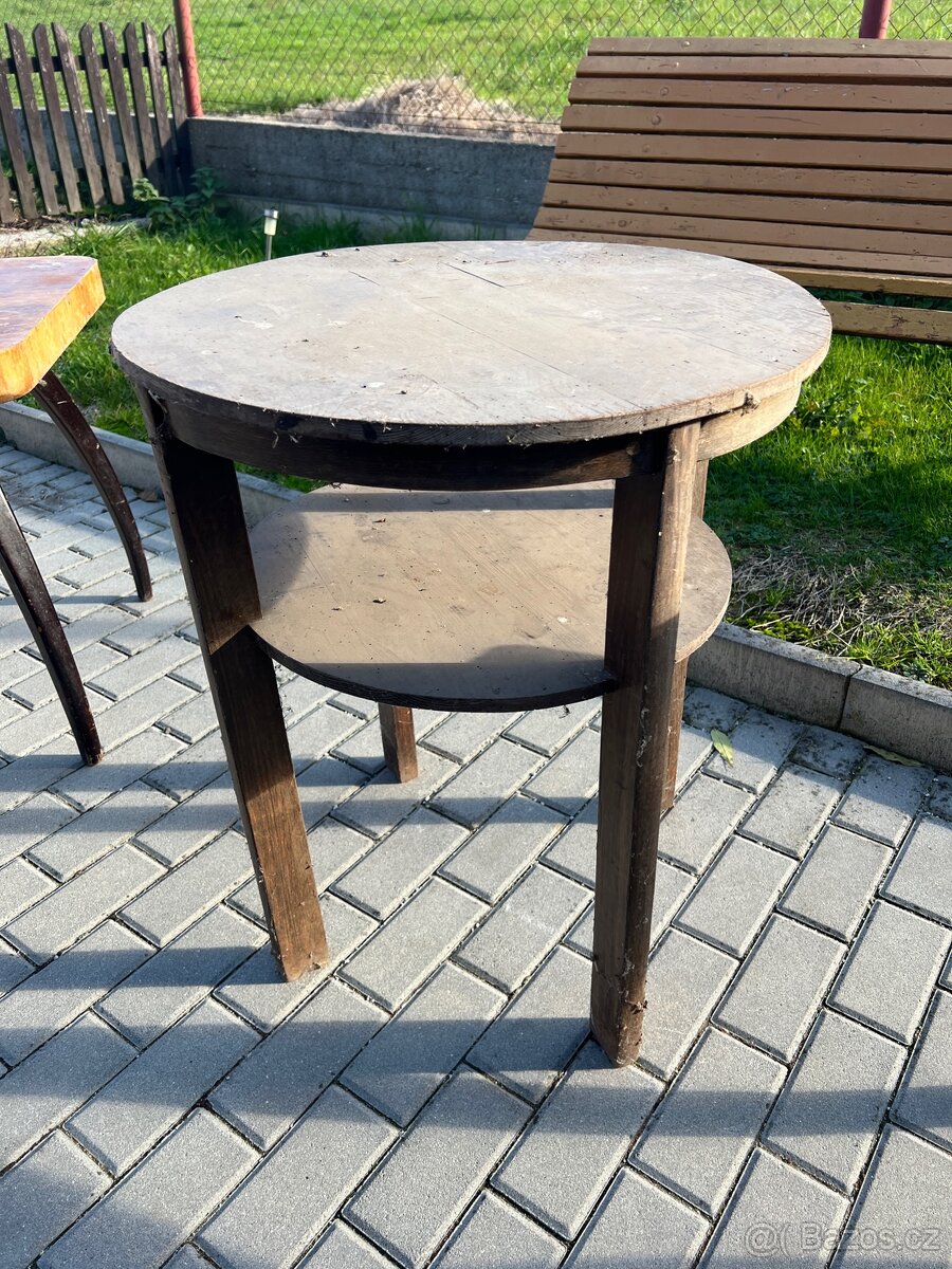 Kulatý stoleček