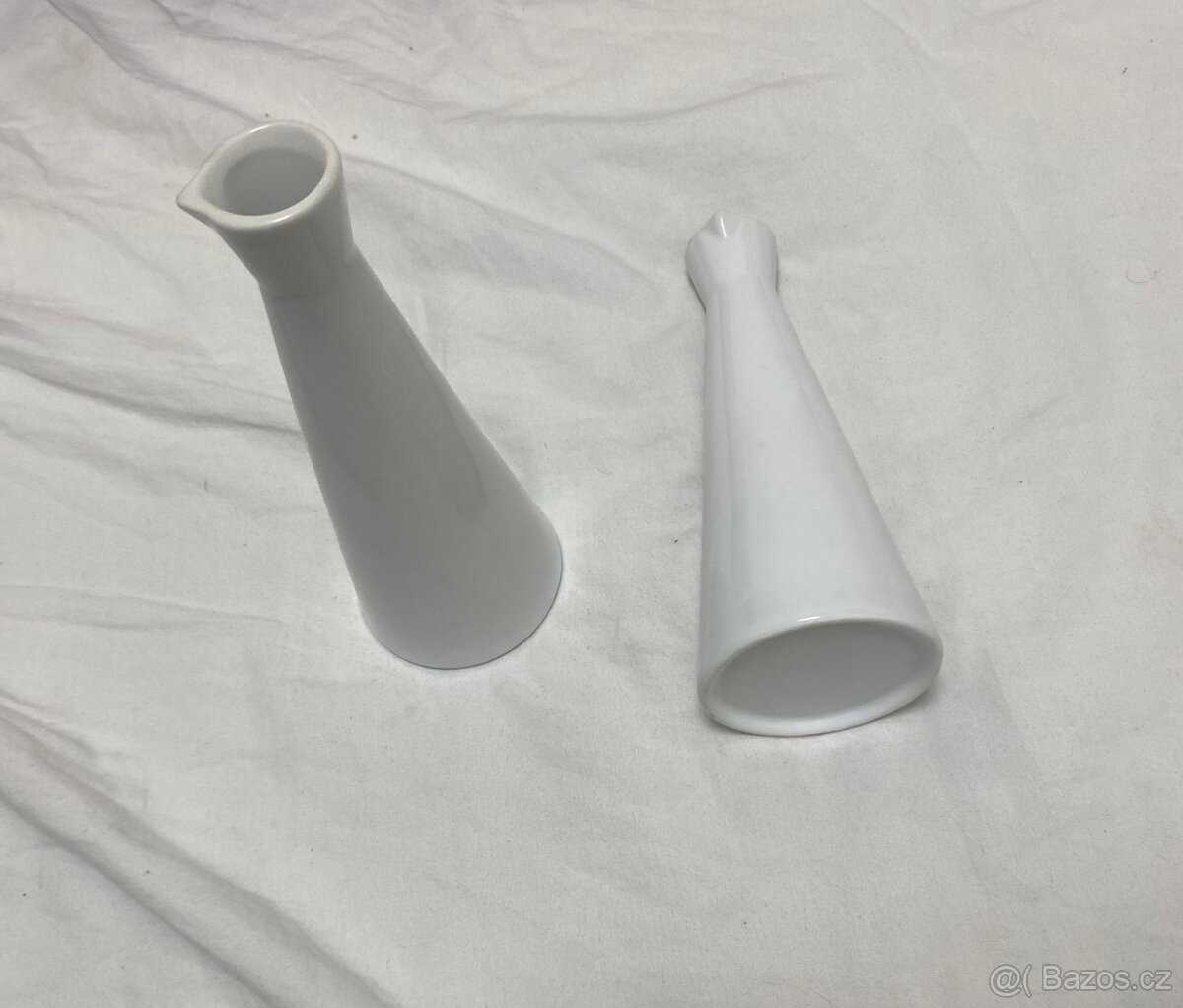Bílé designové vázičky – minimalistická dekorace